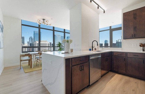 Downtown Chicago Apartment | Sky-High 3BR Penthouse in West Loop