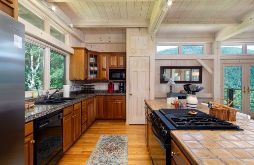 Laurel Ridge Cabin | Sky High at Laurel Ridge | Post & Beam Cabin With Long-range Mountain Views!