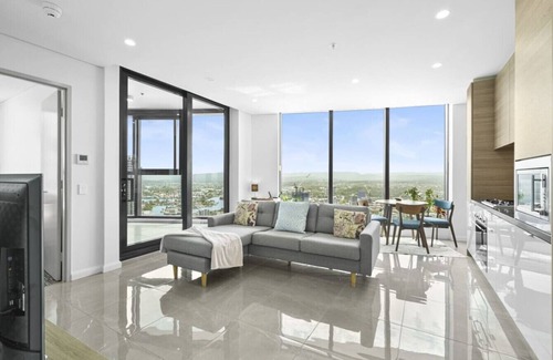 Surfers Paradise Apartment | Sky-High Beachside Condo - Pet Friendly