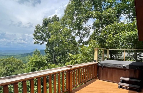 Upper Peachtree Ski Chalet | Sky High - beautiful long range mountain views!