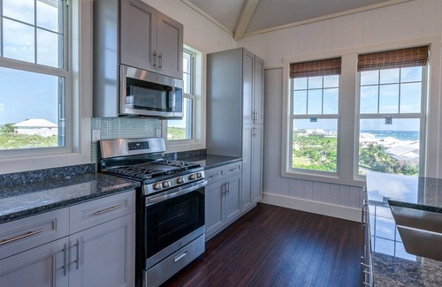 Hope Town House | Sky High Panoramic Views, dock slip, & steps to Tahiti Beach