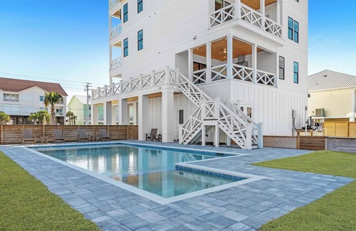 Navarre Beach House | Sky High- pup friendly home w/pool, sleeps 22!