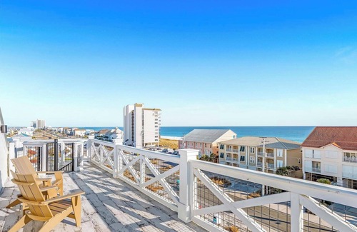 Navarre Beach House | Sky High- pup friendly home w/pool, sleeps 22!