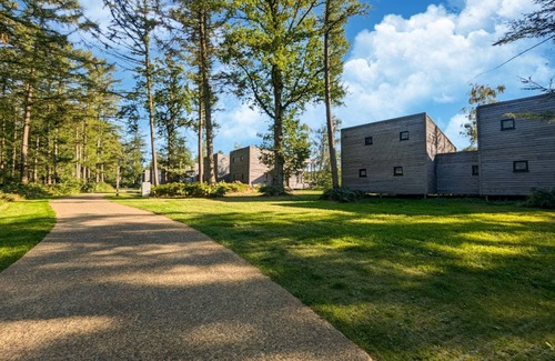 Antoing Villa | Sky Pad: Lakeside Retreat