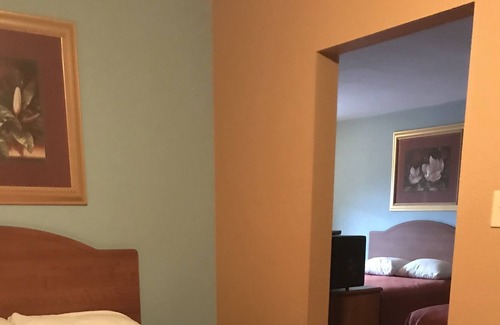 Western Division House | Sky Palace Inn & Suites By Jasper Laredo - 3 Queen Bed Non Smoking