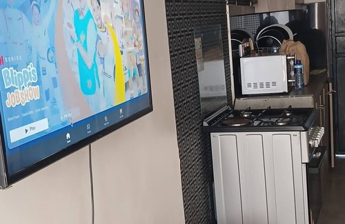 Embakasi House | Sky Pearl Airport Stay- WiFi, Netflix, Parking & Views