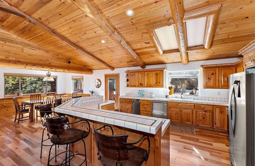 Castle Glen Estates Cabin | Sky Pine Retreat by Destination Big Bear: Log Cabin Home! Game Room! Spa! EV Charger!