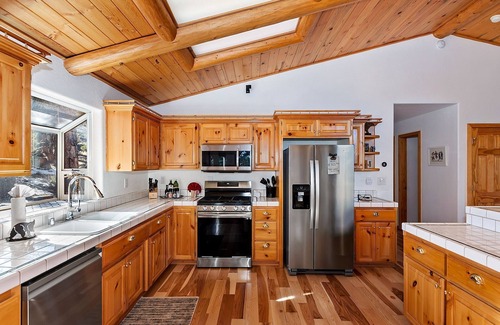 Castle Glen Estates Cabin | Sky Pine Retreat by Destination Big Bear: Log Cabin Home! Game Room! Spa! EV Charger!