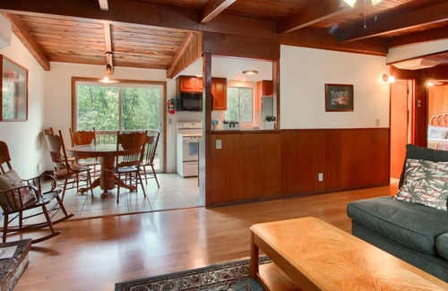 Oakhurst Cottage | Sky Ranch Cottages - Red Door