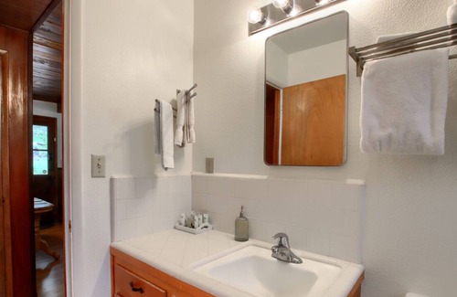 Oakhurst Cottage | Sky Ranch Cottages - Red Door