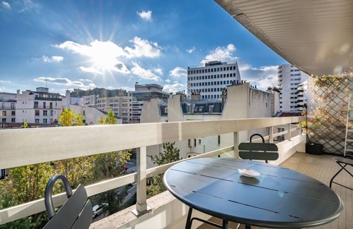 Necker Apartment | Sky Reach Serendipity, by Veeve