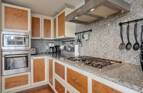Downtown Victoria Condo | Sky's the Limit - Fantastic Views From This 15th Floor Condo, AC, Pool, Hot Tub, Gym, Parking