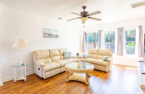 Bay Isle House | Sky Spacious Bungalow walking distance from beach!Name Sky Side A
