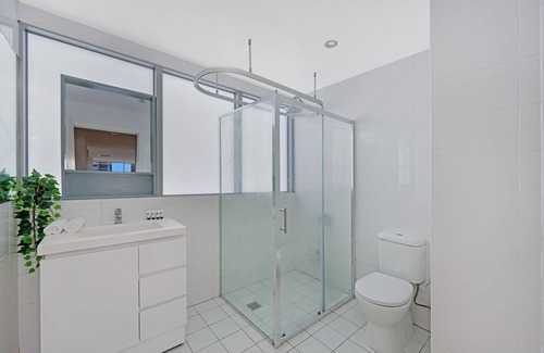 Burwood Apartment | Sky view 2B with free parking
