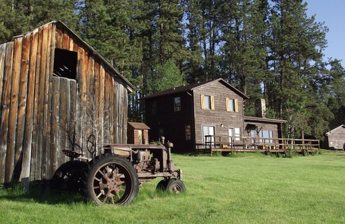 Custer Cabin | Sky View Log Cabin- Off the beaten trail yet close to all the main attractions!