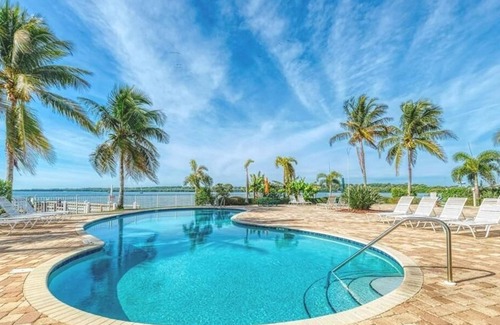 St. Petersburg - Clearwater Condo | Sky view of sunsets and TAMPA BAY !