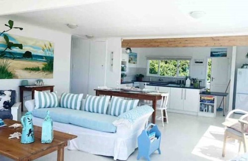 Reebok House | Skye Beach House: Seaviews, Sundeck, Surf, Wifi