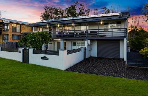 Malua Bay House | Skyes Beach House -Views, Spas, Sauna, Arcade Games