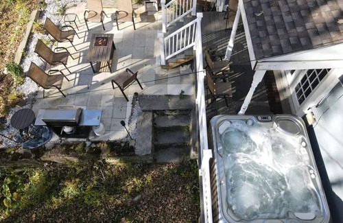 West Bridgewater Apartment | Skyeship House Condo with Hot Tub! - 1 Minute from Gondola - Sleeps 12 Easily