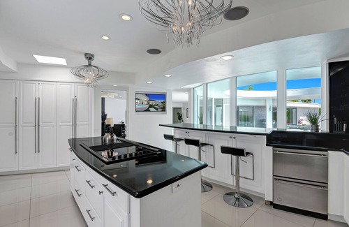 Canyon Corridor House | Skyfall House -Stunning secluded, peaceful iconic 3-bedroom home!