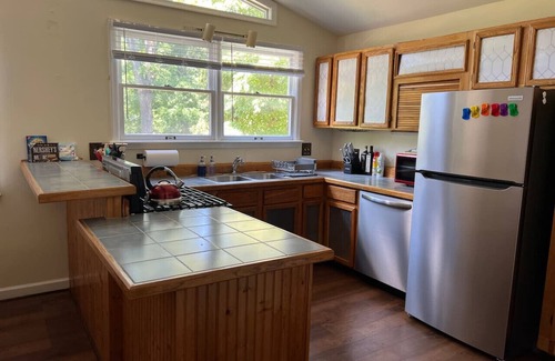 Linden Apartment | Skyland Hideaway Relaxing Cabin w/Hot Tub, Deck, Grill, & Fire table