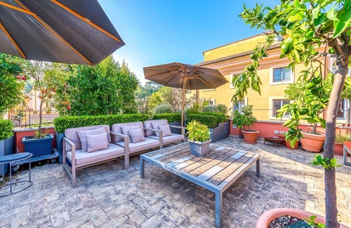Trastevere Villa | Skylife Rainbow Retreat