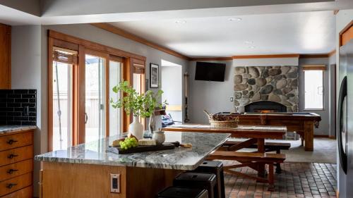 Sunriver House | Skylight by AvantStay Elevated Mountain Home w Hot Tub Billiards Large Patio