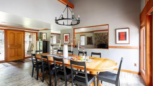 Sunriver House | Skylight by AvantStay Elevated Mountain Home w Hot Tub Billiards Large Patio