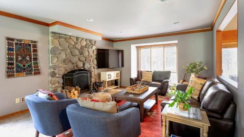 Sunriver House | Skylight by AvantStay Elevated Mountain Home w Hot Tub Billiards Large Patio