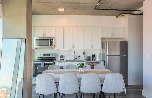 Downtown Phoenix Apartment | Skyline 3BR Getaway Pool, Gym & Smart TV