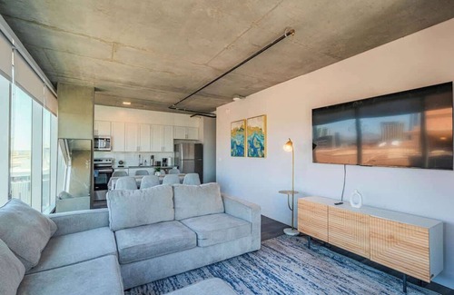Downtown Phoenix Apartment | Skyline 3BR Getaway Pool, Gym & Smart TV