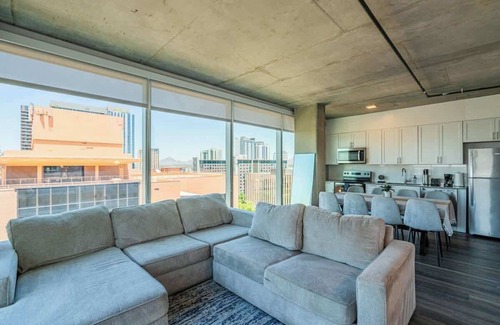 Downtown Phoenix Apartment | Skyline 3BR Getaway Pool, Gym & Smart TV