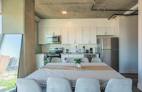 Downtown Phoenix Apartment | Skyline 3BR Getaway Pool, Gym & Smart TV