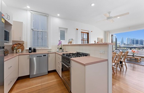 Glebe House | Skyline 6Beds House with Panoramic Lankmark City Views steps away CBD &LightRail