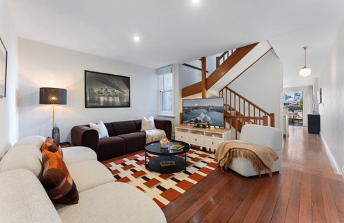 Glebe House | Skyline 6Beds House with Panoramic Lankmark City Views steps away CBD &LightRail