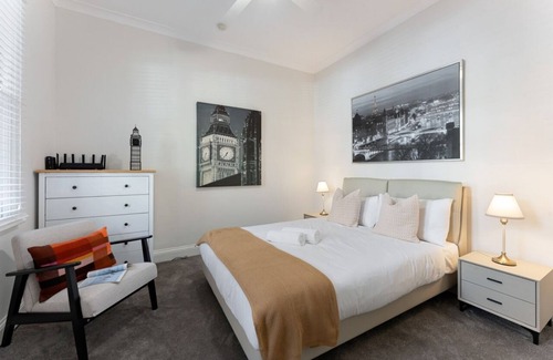 Glebe House | Skyline 6Beds House with Panoramic Lankmark City Views steps away CBD &LightRail