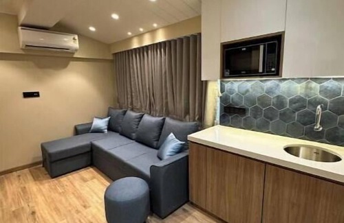 Khar Apartment | Skyline C : A Cozy Apartment