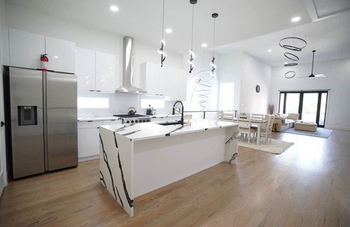 Old East Dallas House | Skyline Gem Dallas - 3BR Villa with Penthouse Loft