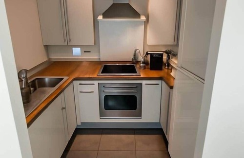 Canary Wharf Apartment | Skyline Oasis