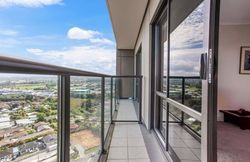 Takapuna Apartment | Skyline Studio with Parking, Pool, and Sea Views