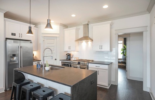 Katie Hill Neighborhood House | Skyline Stunner★Heated Pool★Hot Tub★Fire Pit★Close to Broadway & Downtown!★Views