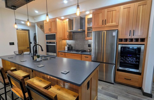 Valemount House | Skyline Suite 2 Bdrm King, Centrally Located in Valemount