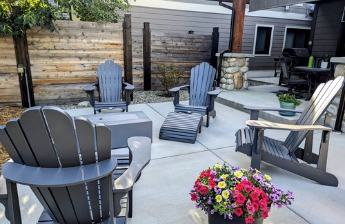 Valemount House | Skyline Suite 2 Bdrm King, Centrally Located in Valemount