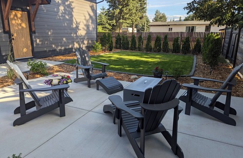 Valemount House | Skyline Suite 2 Bdrm King, Centrally Located in Valemount