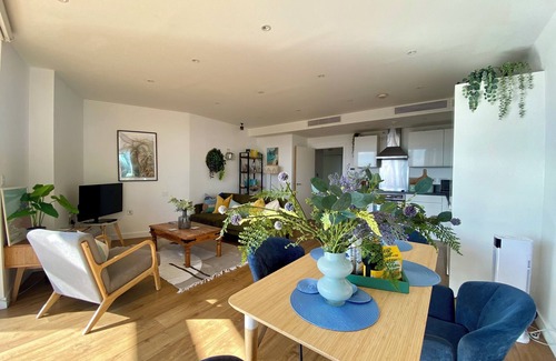 London Borough of Hounslow Apartment | Skyline Views, Boutique 2-Bed, 2-Bath, West London Apartment