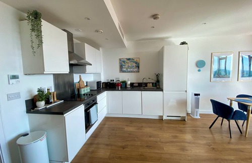 London Borough of Hounslow Apartment | Skyline Views, Boutique 2-Bed, 2-Bath, West London Apartment