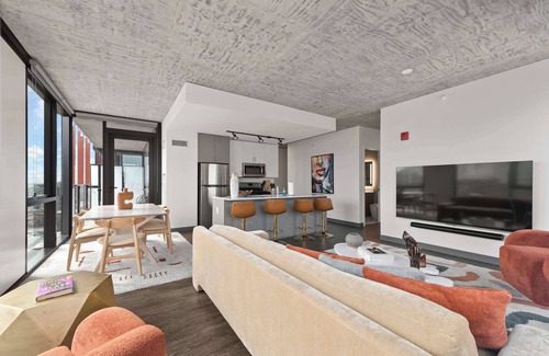 West Loop Apartment | Skyline Views in 3BR Apartment w/Top Amenities