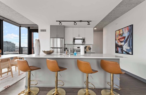 West Loop Apartment | Skyline Views in 3BR Apartment w/Top Amenities