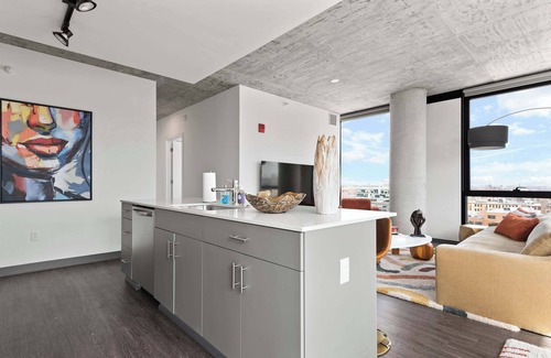West Loop Apartment | Skyline Views in 3BR Apartment w/Top Amenities