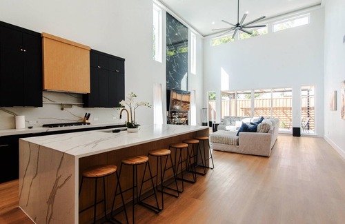 West Dallas House | SkyLuxe Five Modern 5BR/3.5BA Rooftop + Photo Studio with a Private Office